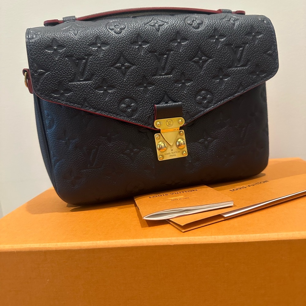 Louis Vuitton Pochette Métis Empreinte Leather